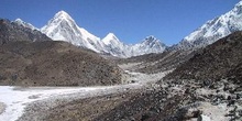 Río del Khumbu con Pu Mori, Lingtren y Khumbutse