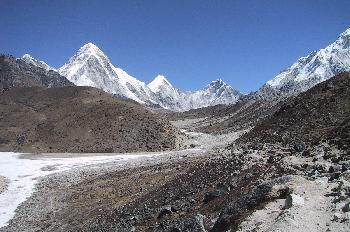 Río del Khumbu con Pu Mori, Lingtren y Khumbutse