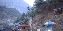 Sendero con casas en la región de Namche Bazaar