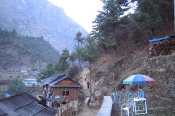 Sendero con casas en la región de Namche Bazaar