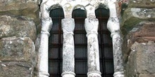 Detalle de una ventana de la Iglesia de Santa Cristina de Lena,