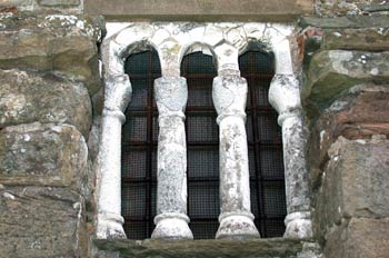 Detalle de una ventana de la Iglesia de Santa Cristina de Lena,