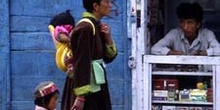 Mujer con sus hijos en una calle de Leh, Ladakh, India
