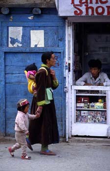 Mujer con sus hijos en una calle de Leh, Ladakh, India