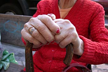 Señora agarrando un bastón