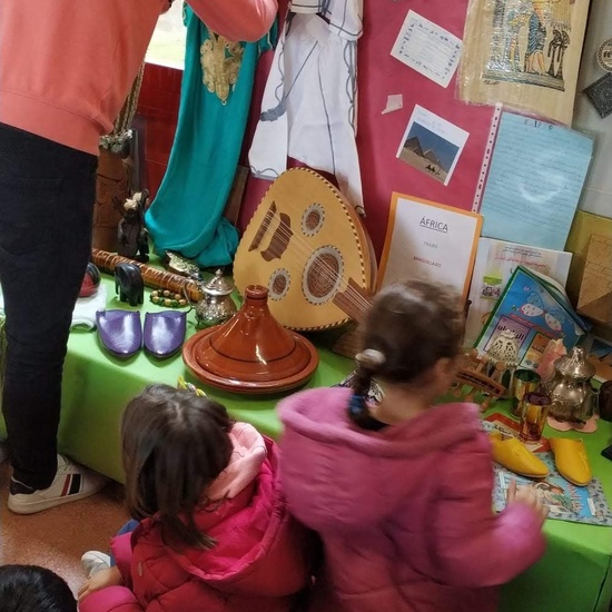 Infantil 3 años y 1º de Primaria visitan los expositores del la 