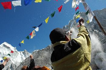 Rociando arroz y harina sobre el altar de la Puja