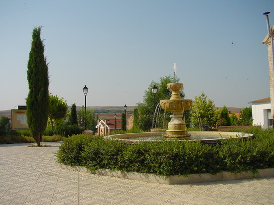 Plaza con fuente en Valdeolmos