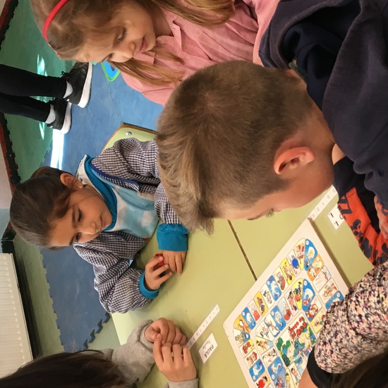 Buddies: 5 años y sexto enseñando a jugar. 16