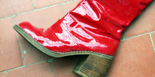 Bota de charol rojo con tacón