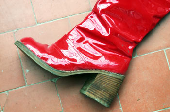 Bota de charol rojo con tacón