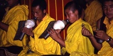 Monjes durante una ceremonia religiosa en el Monasterio de Rumte