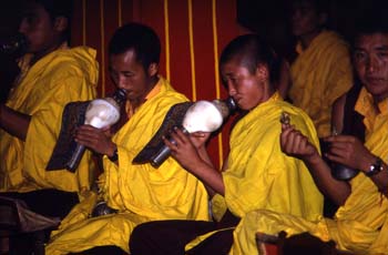 Monjes durante una ceremonia religiosa en el Monasterio de Rumte