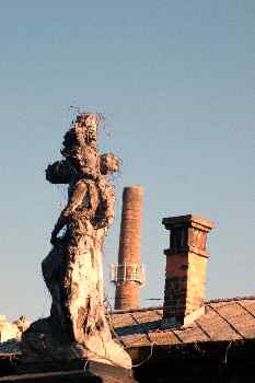 Escultura con tejado al fondo, Budapest, Hungría