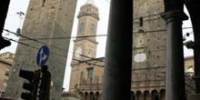 Torre Asinelli desde los pórticos, Bolonia