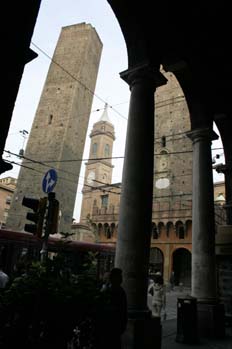 Torre Asinelli desde los pórticos, Bolonia