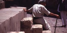 Anciano descansando en una escalera, Yemen