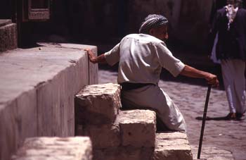 Anciano descansando en una escalera, Yemen