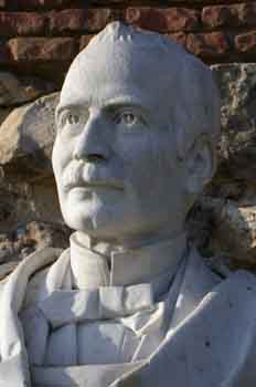 Monumento al doctor Don Mariano  Benavente