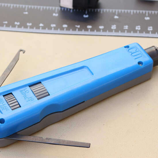 Herramienta de inserción IDC110 desplegada con accesorios 