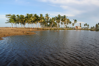 El agua invade la tierra, Melaboh, Sumatra, Indonesia