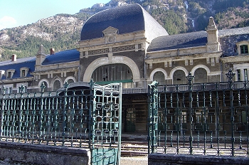 Puerta de acceso a la estación de Canfranc, Huesca