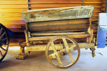 Aperos agrícolas: Máquina de desgranar y limpiar cereales, Museo