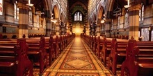 Interior de una iglesia o catedral