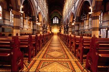 Interior de una iglesia o catedral