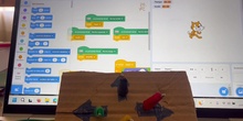 Utiliza la extensión Makey Makey para programar con Scratch, un juego de cambios de fondos.