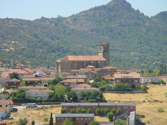 Vista de Robledo de Chavela con la iglesia de la Asunción
