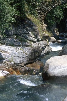 Puente en Valle de Añisclo