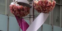 Cestillos de flores y globos en farolas