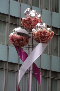 Cestillos de flores y globos en farolas