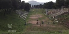 Durante el viaje de estudios a Grecia, alumnas de Bachillerato de Humanidades de IES GM tuvieron la oportunidad de participar en una particular carrera en el estadio doble de Epidauro