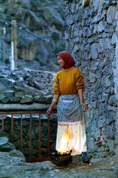 Mujer beréber calentándose al fuego, Marruecos