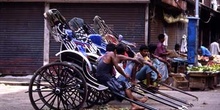 Porteadores de rickshaw esperando clientes, Calcuta, India