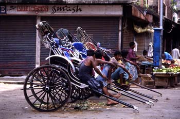 Porteadores de rickshaw esperando clientes, Calcuta, India