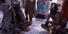 Sadhus (santones o ascetas) en el Templo de Brahma, Pushkar, Ind