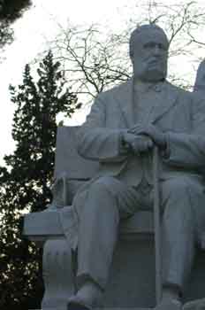 Estatua de Don Ramón de Campoamor, obra de Lorenzo Coullaut Vale