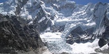 Acercamiento de montaña rocosa con glaciar