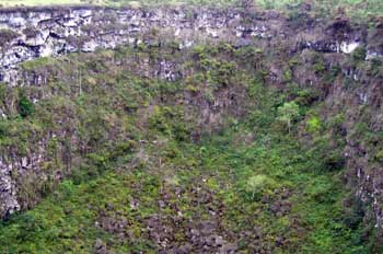 Hoyo cratérico en Los Gemelos en la Isla Santa Cruz, Ecuador