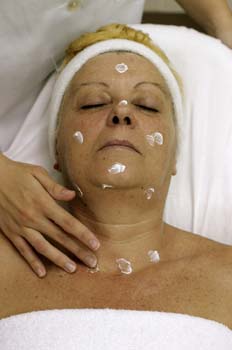 Electrolifting: aplicación de crema base hidratante