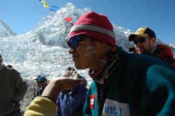 Bendición de los miembros de la expedición con harina III