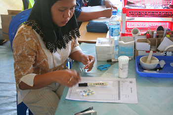 Preparando medicinas, Cruz Roja, Melaboh, Sumatra, Indonesia