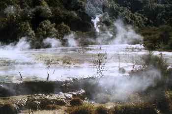 Valle geotérmico de waimangu en Rotorua, Nueva Zelanda