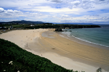 Vista hacia la Punta del Corno en la Playa de Penarronda, Castro