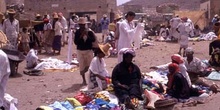 Mercado de ropa en Suq al Khamis, Yemen