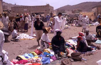 Mercado de ropa en Suq al Khamis, Yemen