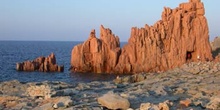 Rocas de pórfido rojo en el Puerto de Arbatax, Italia